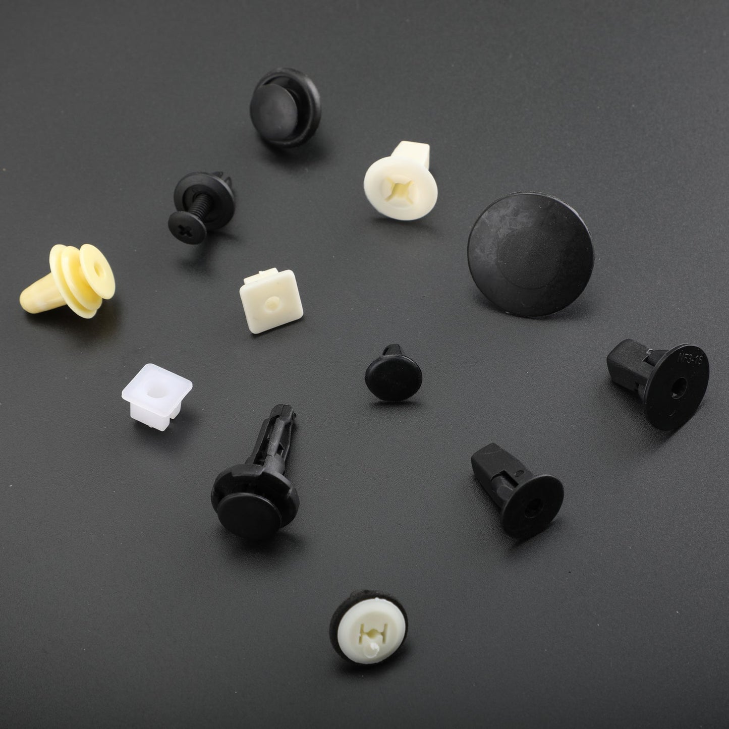 Surtido de 292 clips para molduras de parachoques, capó y guardabarros, y destornillador.